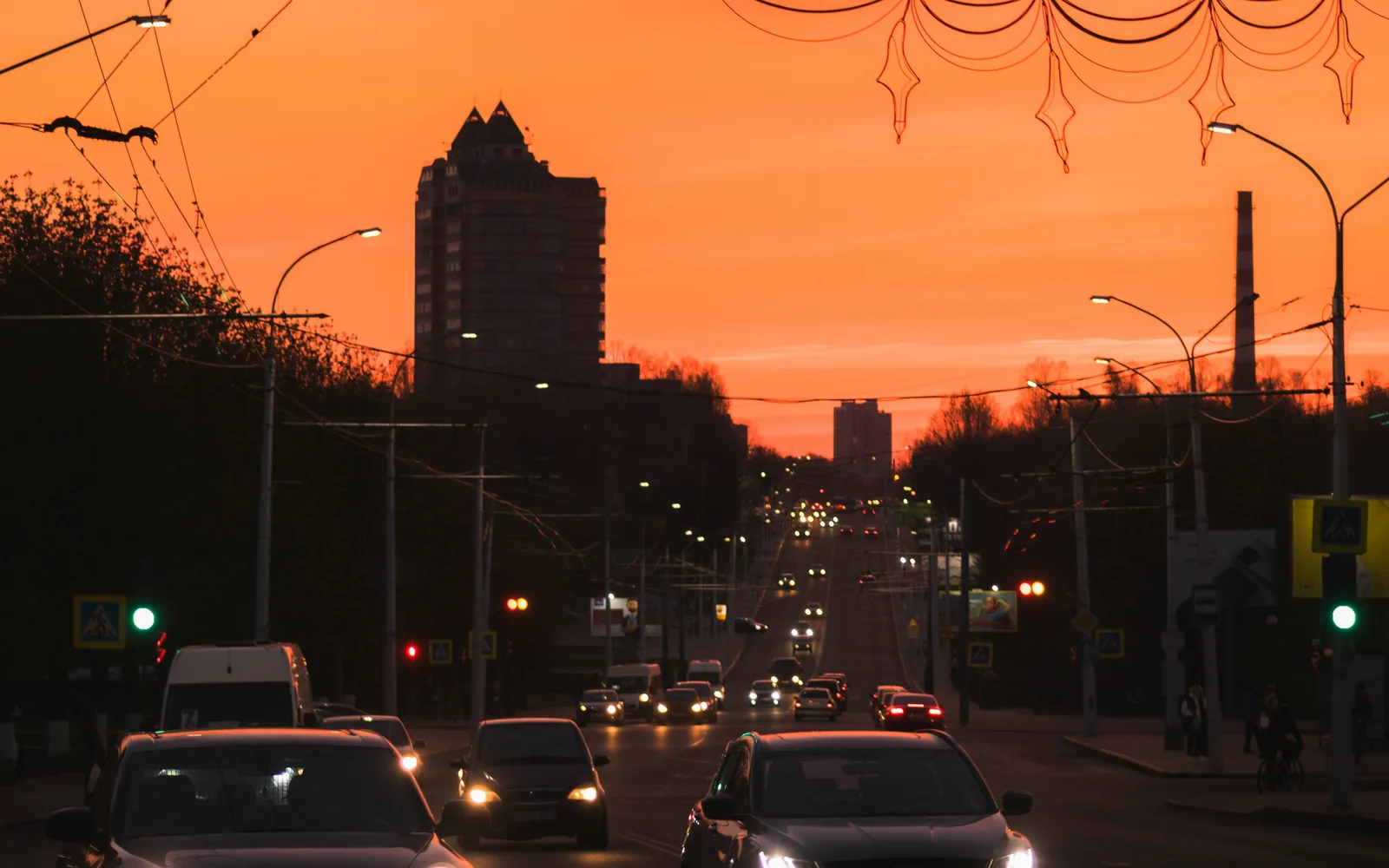 a city street filled with lots of traffic at sunset
