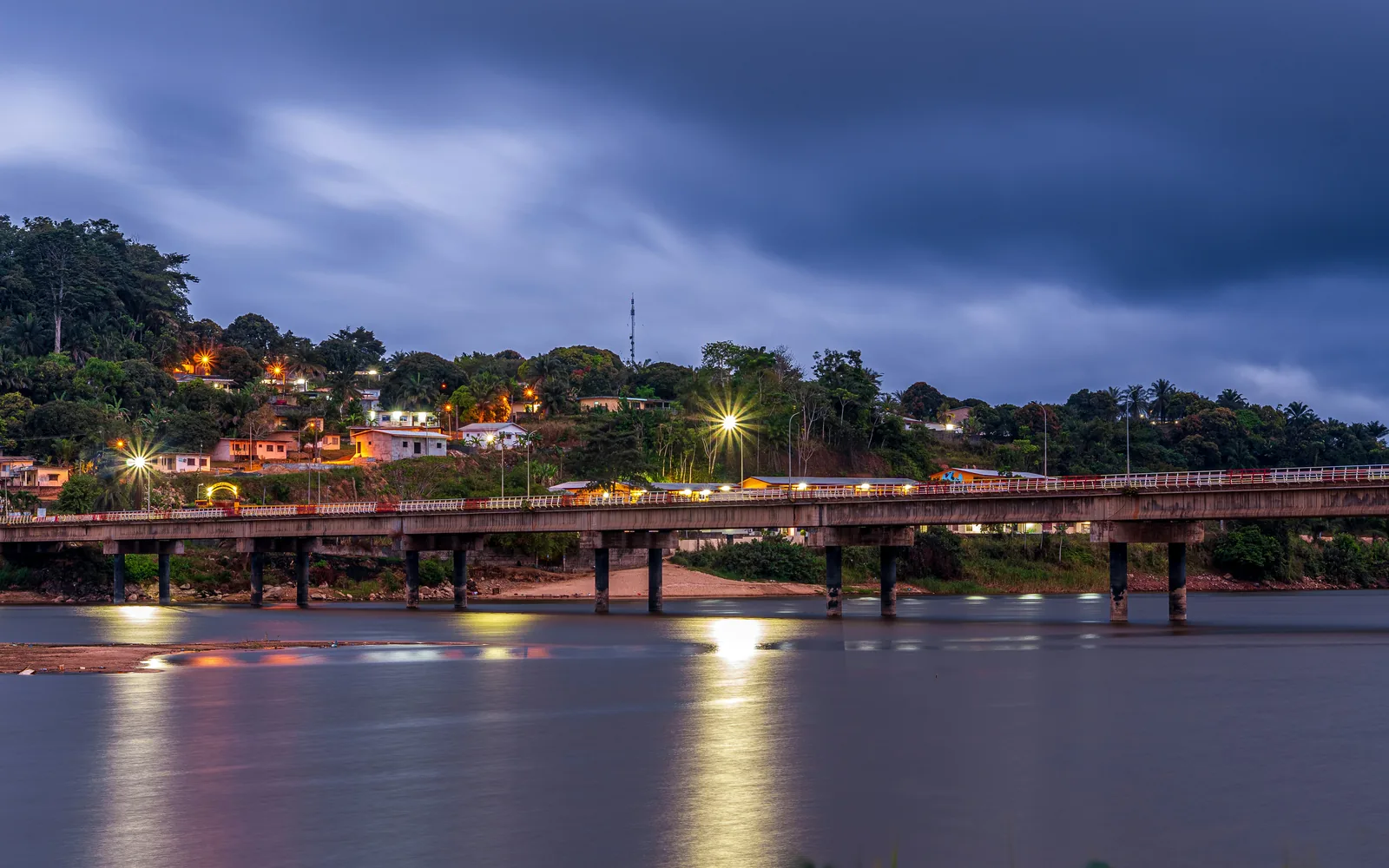 Paysage du pont d'Adouma de Lambaréné, Gabon.