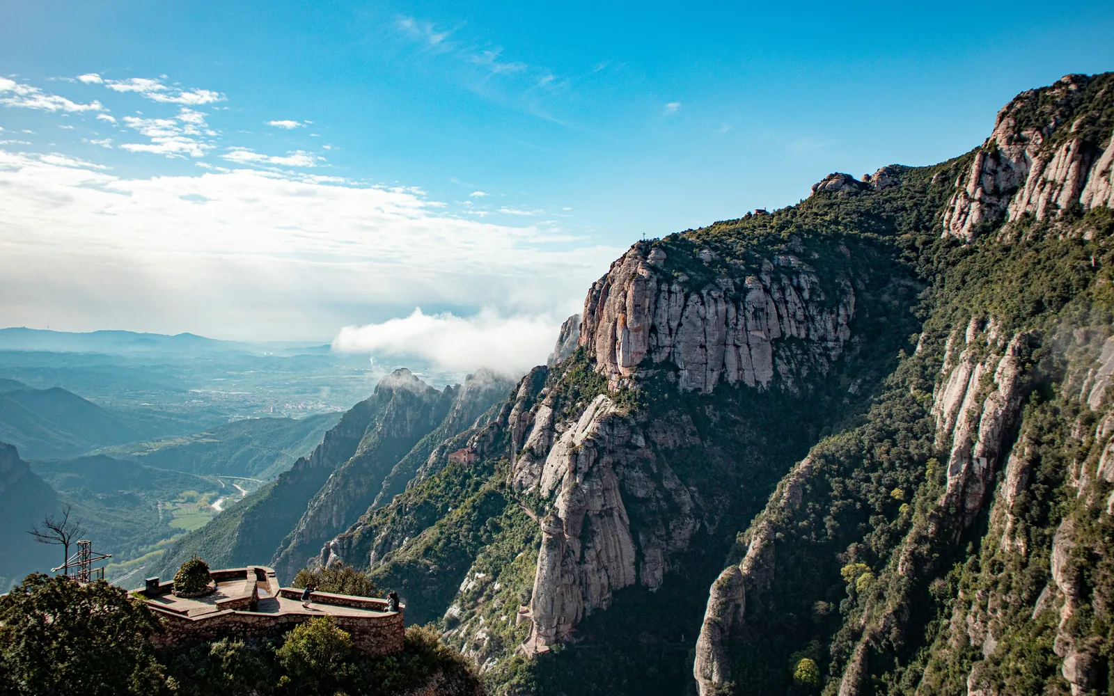brown house on top of the mountain during daytime